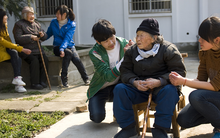 Thiên vị con gái, bỏ quên cảm xúc của con trai, bà lão U70 hối hận khi về già chẳng còn nơi để nương