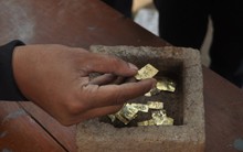 Đào bới công trường, công nhân va phải hộp đá kỳ lạ, mở ra phát hiện 22 vật thể lạ ‘mỏng dính’: Chuyên gia lập tức trả tiền hậu hĩnh cho người tìm ra và chủ đất