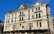 Dùng…700 bánh xà phòng, công nhân xây dựng dịch chuyển thành công tòa nhà cổ 220 tấn sang vị trí mới khiến thế giới trầm trồ