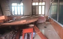 Hiện trường sập trần gỗ lớp học ở Nghệ An, 2 học sinh cấp cứu
