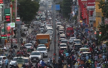 Chặn ô tô biển xanh, hú còi ưu tiên đi ngược chiều: Việc của cảnh sát giao thông!