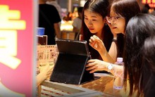 Giá vàng liên tục lên đỉnh, giới trẻ nhịn trà sữa để cóp tiền mua vàng: ‘Hạnh phúc là khi mỗi ngày được nghe tiếng leng keng của sự giàu có!’