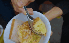 Vị khách Tây kinh ngạc trước màn gói xôi "nhanh như máy" ở vỉa hè Hà Nội: Không thể bắt kịp tốc độ!