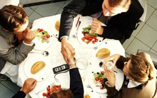 Mời sếp ăn tối nhưng bị từ chối, kẻ ngốc mới nói “hẹn lần sau”, người EQ cao đáp ngay lời khéo léo