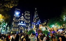 Người dân "vượt rét" đổ về nhà thờ đón Giáng sinh sớm
