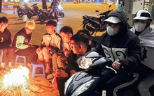 Hà Nội: Người dân đốt lửa sưởi ấm, trùm cả chăn ra đường dưới cái lạnh 8 độ C