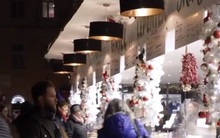 Chợ Giáng sinh châu Âu bận rộn dịp cuối năm