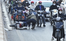 Hà Nội: Nhiều người và phương tiện bất ngờ trượt ngã trên dốc cầu vượt ngã tư Vọng