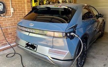 Lễ tân bị đuổi việc vì sạc ‘ké’ ô tô điện ở công ty và cái kết được bồi thường gần 220 triệu đồng