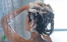 Thời điểm gội đầu dễ đột quỵ nhất trong ngày lạnh, dù bẩn cũng tuyệt đối tránh
