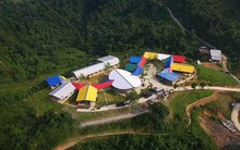 Nằm cheo leo trên đỉnh núi một huyện nghèo ở Việt Nam, trường tiểu học này gây ấn tượng mạnh vì quá XINH ĐẸP!