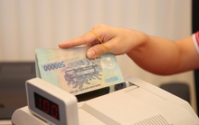 SỐC: Lãi suất gửi tiết kiệm chỉ còn 1,9%/năm