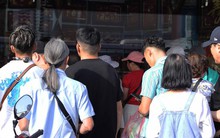 Du khách chen chân đổi ngoại tệ ở TPHCM