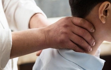 Cột sống cổ của cậu bé 13 tuổi "già hơn" bố mình tới 10 tuổi vì thói quen này của nhiều người