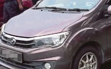 Thấy chiếc ô tô đậu mấy ngày không rời đi lại có mùi lạ, người dân kiểm tra rồi vội báo cảnh sát