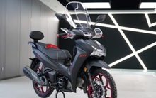 Cũng tên SH, đầu giống SH nhưng chiếc xe có giá quy đổi 60 triệu đồng này dùng động cơ 50cc, số như Wave