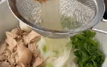 Người phụ nữ nước ngoài trổ tài nấu "phở Việt" đăng video lên mạng nhận "bão like", dân bản xứ kêu trời vì sai quá