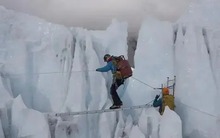 Tại sao việc leo lên đỉnh Everest phải bắt đầu lúc nửa đêm?