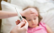 Bác sĩ chỉ ra điểm khác nhau giữa sốt xuất huyết và sốt virus thông thường