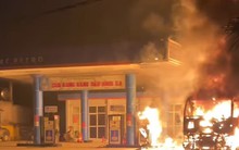 Xe bồn bốc cháy dữ dội trong cây xăng, 3 người bị bỏng