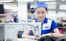 Khó mấy cũng thưởng Tết cho người lao động