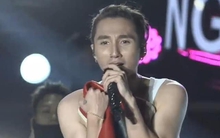 Khéo léo như Sơn Tùng: Cởi áo tặng fan nhưng nhăn mặt hẹn lần sau vì một lý do