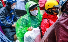 Ngày đầu nghỉ lễ, người dân đội mưa rời Hà Nội về nghỉ Tết Dương lịch 2024