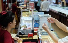 Giá vàng cao ngất, dịch vụ cho thuê trang sức cưới 'lên ngôi'