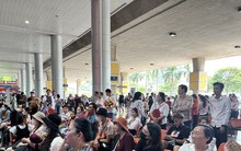 Đông nghịt người tới sân bay Tân Sơn Nhất đón người nhà dịp Tết Dương lịch