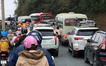 Du khách ùn ùn về Hà Giang, cổng trời Quản Bạ tắc đường