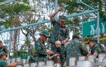 Cần Thơ: Trận địa pháo hoa tầm cao trước giờ khai hỏa