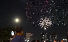 Pháo hoa thắp sáng bầu trời TP HCM
