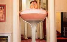 Tìm đến những khách sạn "chỉ dành cho người lớn", vợ chồng nhiếp ảnh gia mang về loạt ảnh khiến dân mạng cũng muốn thử