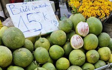 Bưởi da xanh dội chợ