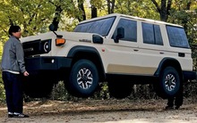 Ảnh 2 người nhấc bổng chiếc Toyota Land Cruiser gây sốt nhưng đây mới là sự thật