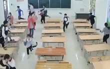 Vụ cô giáo bị nhiều học sinh nhốt, ném dép: Xuất hiện thêm clip cô giáo cầm giày đuổi cả lớp chạy tán loạn