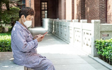 57 tuổi vẫn đi làm giúp việc cho 4 gia đình để trả nợ cho con trai, đến khi nằm viện không ai chăm sóc: Giúp con là điều tôi không hối hận, nhưng mọi thứ nên dừng lại