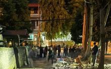 Tường rào trường tiểu học bất ngờ đổ sập, 4 người thương vong