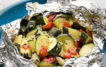 Nhiều người không biết rằng dùng giấy bạc khi nấu 3 thực phẩm này chẳng khác nào “tự đầu độc”