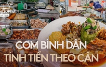 Hàng cơm trưa cân thức ăn để tính tiền ở khu văn phòng Hà Nội