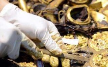 Công nhân báo tin đào trúng 2 chiếc bình có rồng vàng, chuyên gia liền yêu cầu phong tỏa toàn bộ khu vực