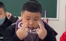 Lá đơn xin nghỉ học với lý do vô lý không chịu nổi của cậu bé cấp 1 khiến giáo viên bật cười: Em này xem phim nhiều quá rồi!