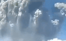 Kinh hoàng cảnh tượng cột khói núi lửa ngùn ngụt bốc lên cao hơn 3.000m Ở Indonesia, 13 người leo núi đã tử nạn