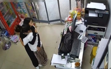 Thấy mẹ mặc áo đen, con gái bỗng nhiên bật khóc, biết lý do ai cũng xúc động: "Em bé lớn, biết thương mẹ rồi"