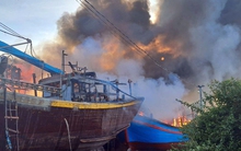 Đang cháy lớn tại xưởng đóng tàu ở Phan Thiết, lãnh đạo Bình Thuận rời họp đến hiện trường