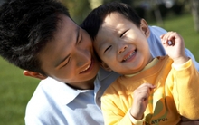 Dù gia đình giàu hay nghèo, nếu bố cùng con làm 4 việc này thì con lớn lên dễ thành công, mẹ cũng được “hưởng lợi”