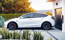 Xe Tesla vừa rời đại lý đã... rơi vô lăng