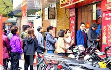 Nhiều người vẫn xếp hàng mua vàng cầu may sau ngày vía Thần tài