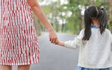 Khi đón con tan học, cha mẹ hỏi 3 câu này sẽ giúp đứa trẻ lúc nào cũng phấn khởi, luôn thấy yêu đời và trưởng thành hạnh phúc