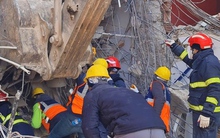 Công an Việt Nam cùng lực lượng quốc tế cứu nạn nhân 14 tuổi trong đống đổ nát